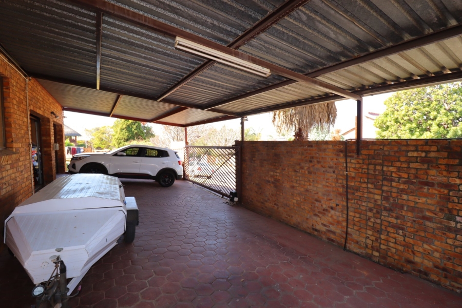 5 Bedroom Property for Sale in Moreleta Park Gauteng