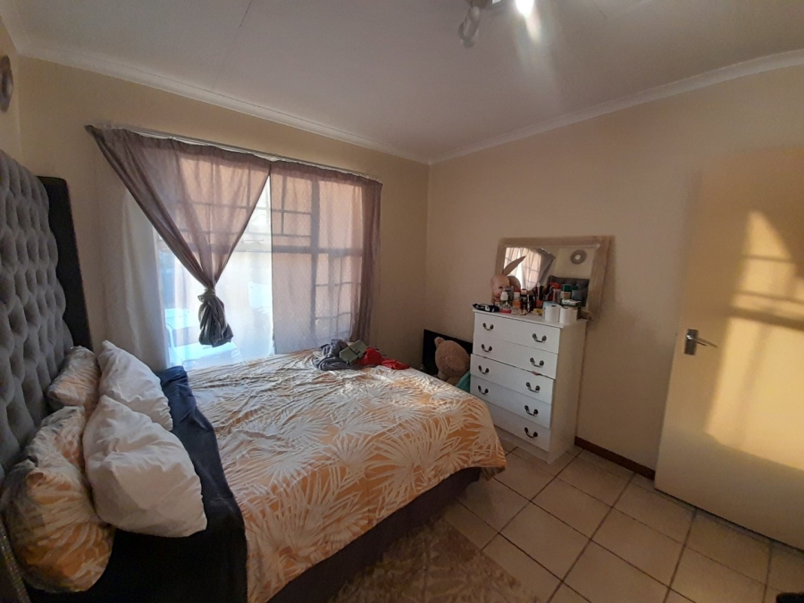 2 Bedroom Property for Sale in Die Hoewes Gauteng