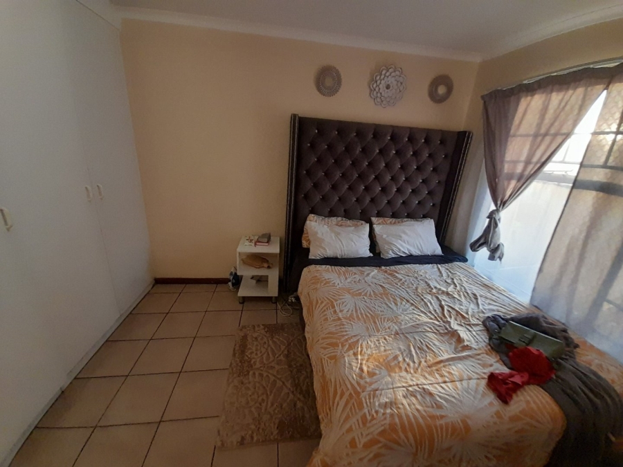 2 Bedroom Property for Sale in Die Hoewes Gauteng