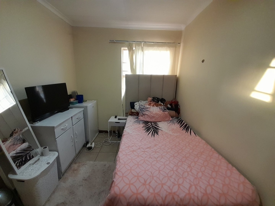 2 Bedroom Property for Sale in Die Hoewes Gauteng