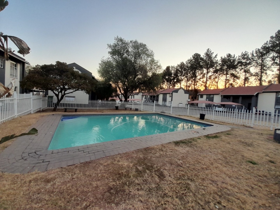 2 Bedroom Property for Sale in Die Hoewes Gauteng