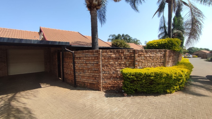 2 Bedroom Property for Sale in Wierda Park Gauteng