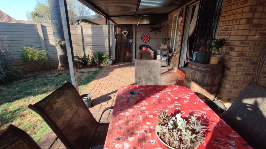 2 Bedroom Property for Sale in Wierda Park Gauteng