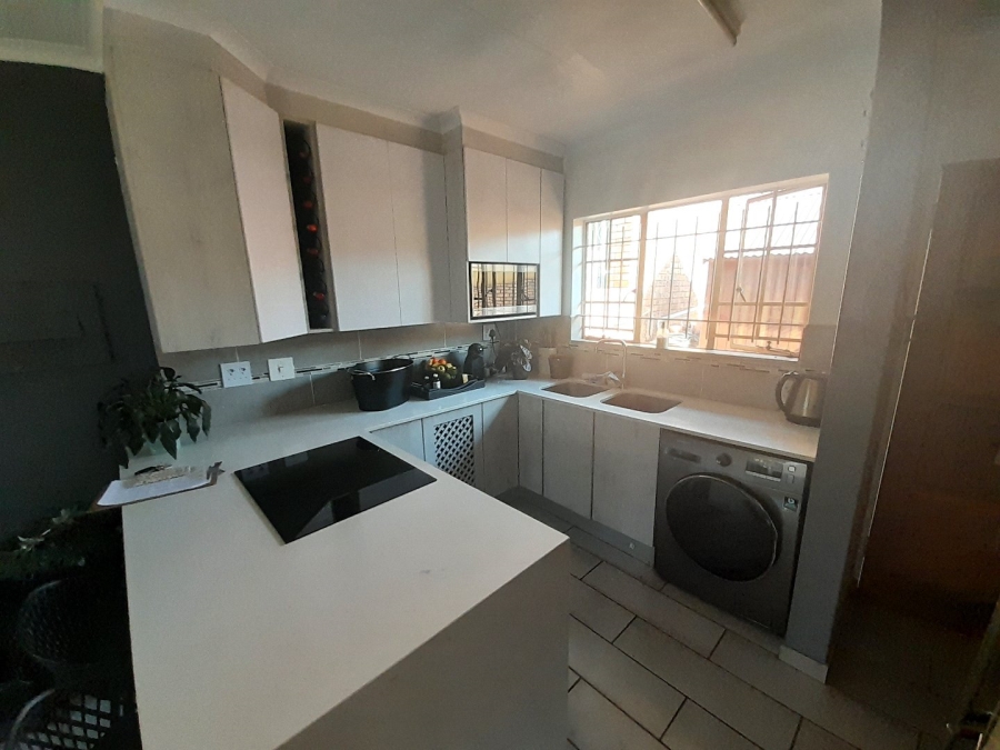 2 Bedroom Property for Sale in Zwartkop Gauteng