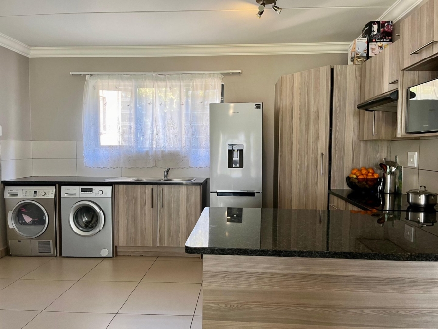 To Let 2 Bedroom Property for Rent in Fourways Gauteng