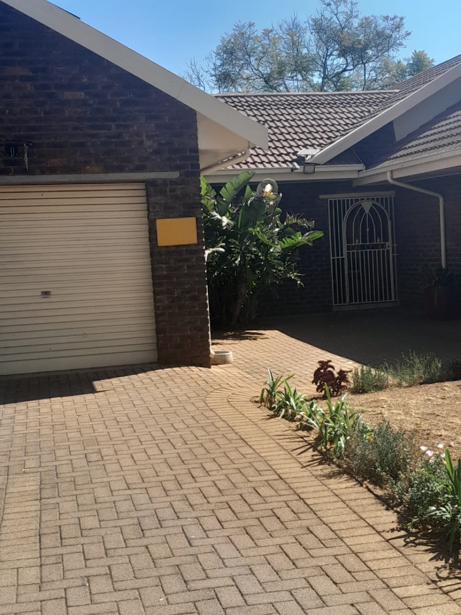 5 Bedroom Property for Sale in Westonaria Gauteng