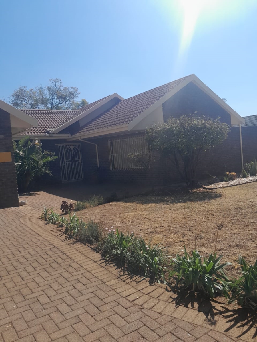 5 Bedroom Property for Sale in Westonaria Gauteng