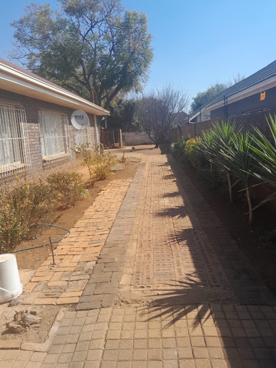 5 Bedroom Property for Sale in Westonaria Gauteng