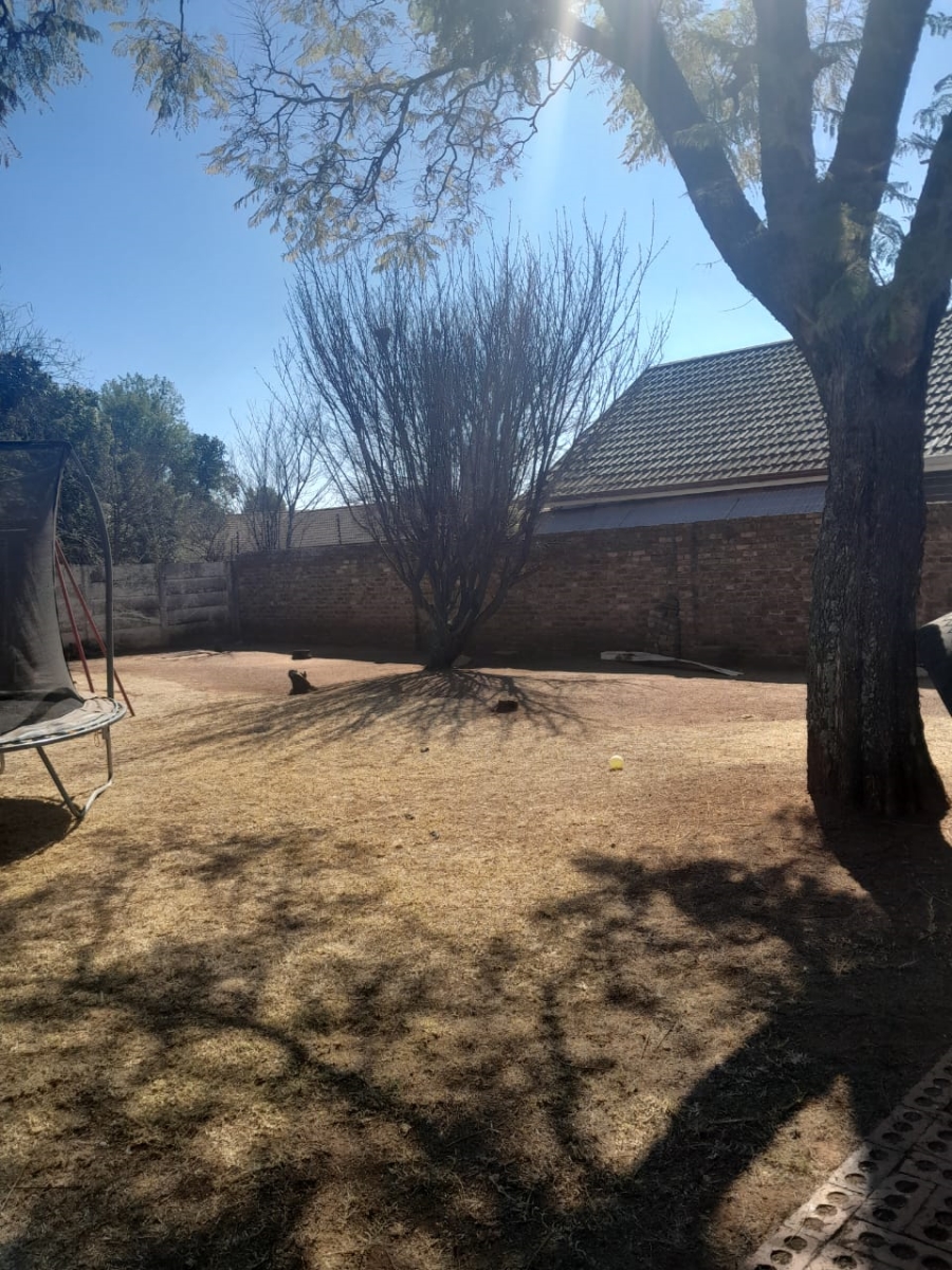 5 Bedroom Property for Sale in Westonaria Gauteng