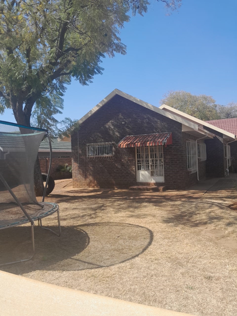 5 Bedroom Property for Sale in Westonaria Gauteng