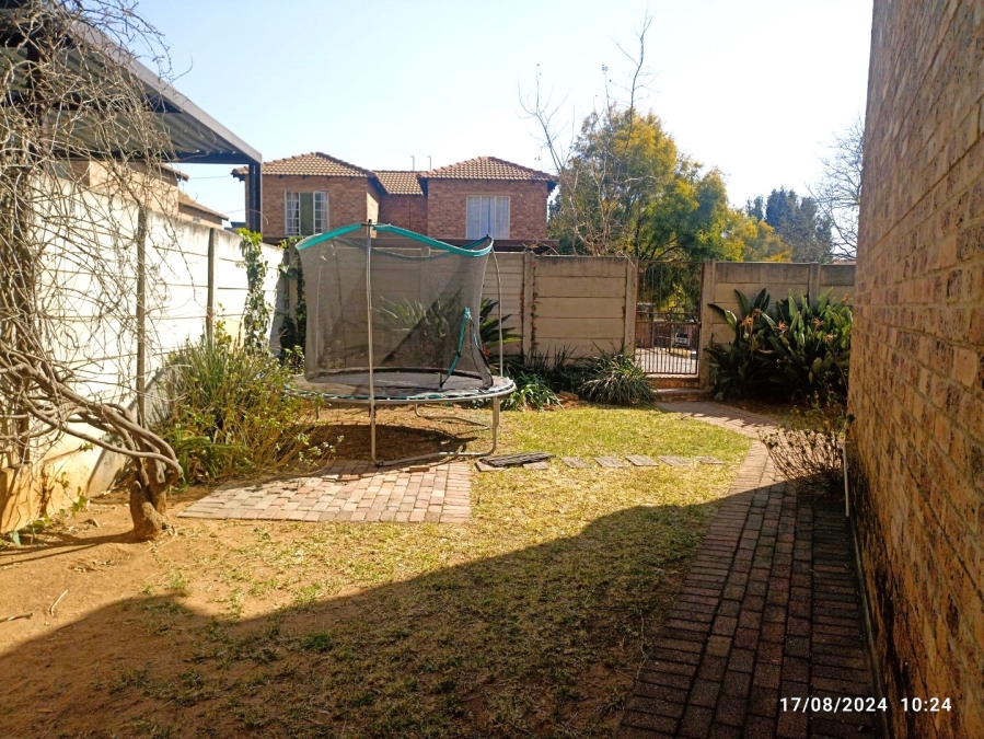 To Let 2 Bedroom Property for Rent in Sonneglans Gauteng