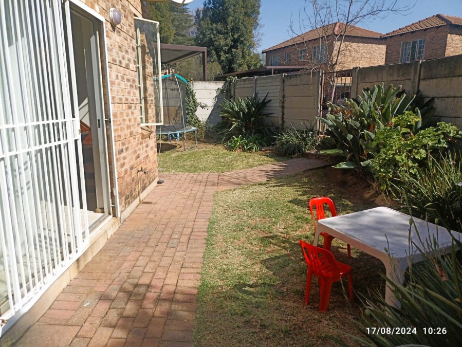 To Let 2 Bedroom Property for Rent in Sonneglans Gauteng