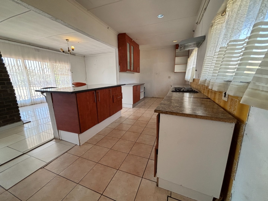 To Let 4 Bedroom Property for Rent in Parkhill Gardens Gauteng