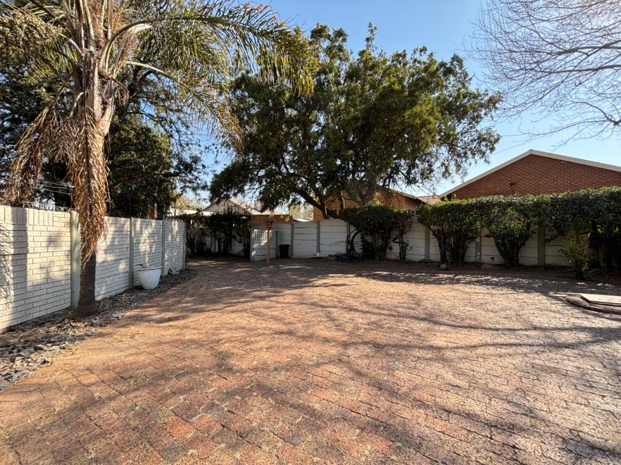 To Let 4 Bedroom Property for Rent in Parkhill Gardens Gauteng