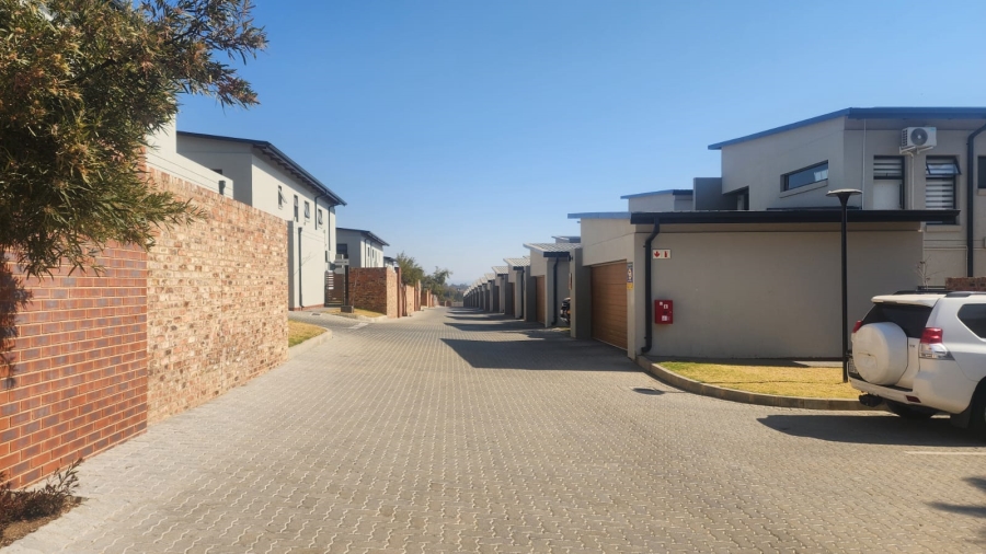 3 Bedroom Property for Sale in Crowthorne AH Gauteng