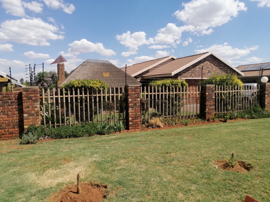 3 Bedroom Property for Sale in Kookrus Gauteng