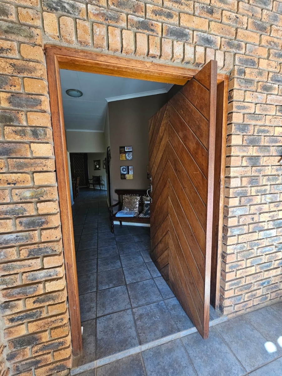 5 Bedroom Property for Sale in Greenhills Gauteng