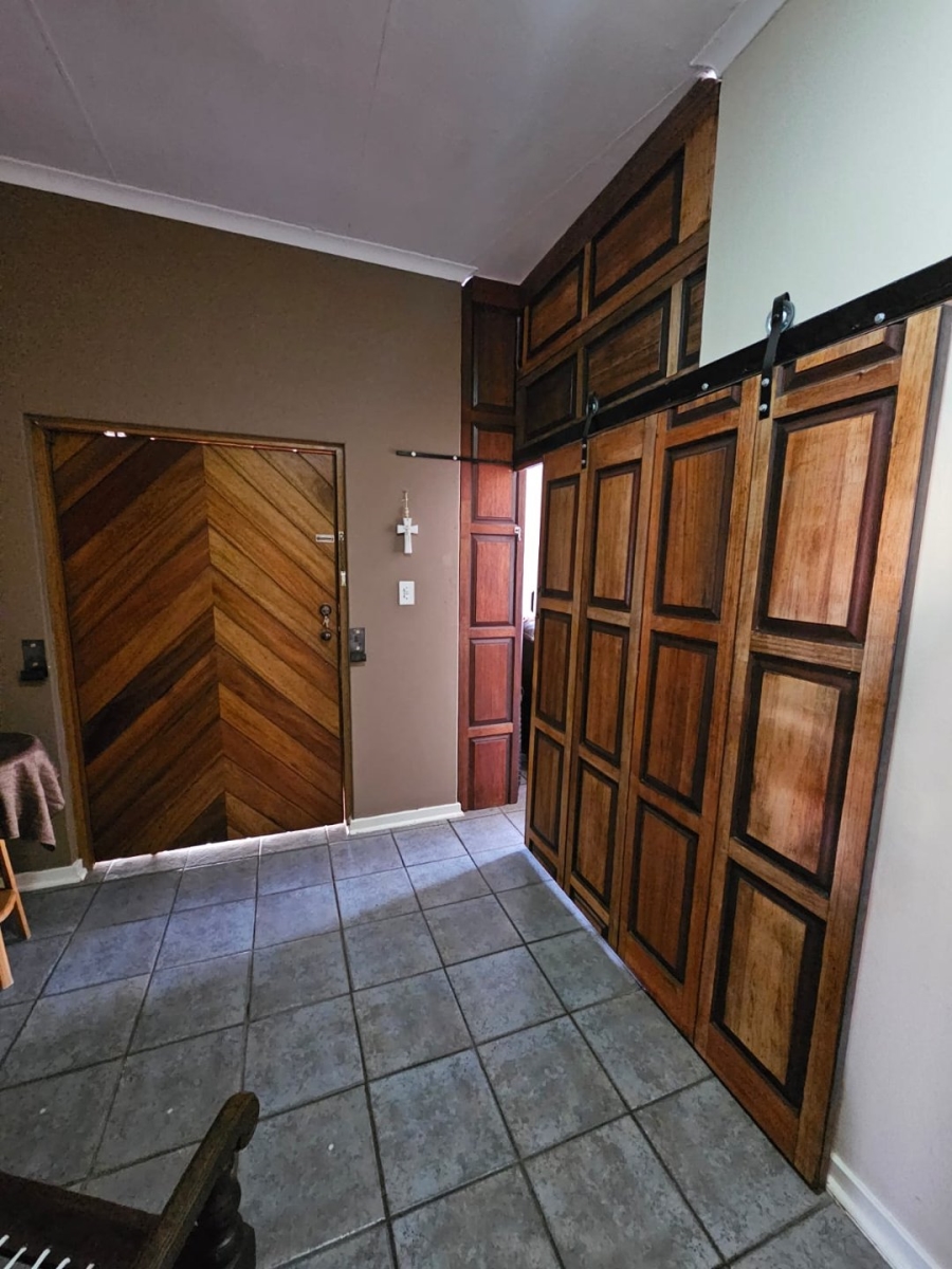 5 Bedroom Property for Sale in Greenhills Gauteng