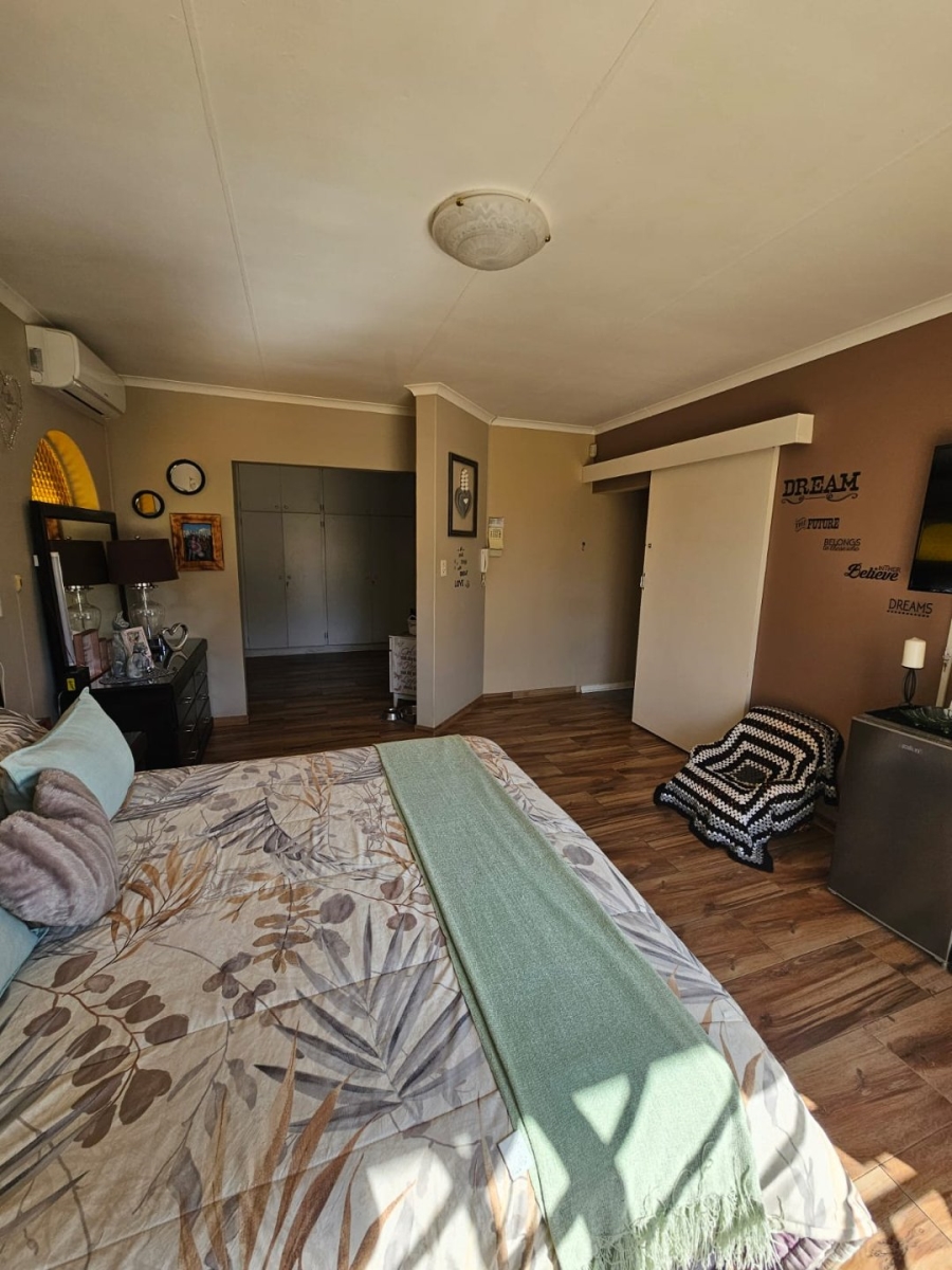 5 Bedroom Property for Sale in Greenhills Gauteng