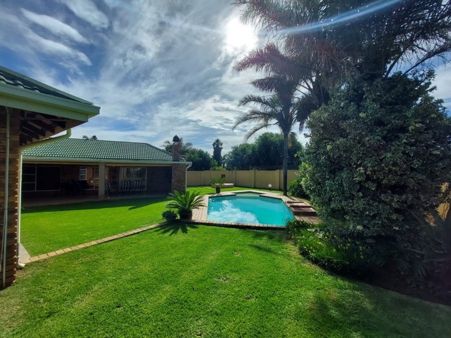 5 Bedroom Property for Sale in Greenhills Gauteng