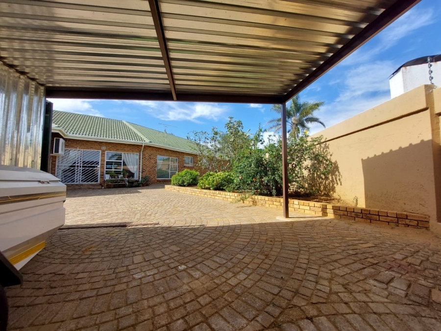 5 Bedroom Property for Sale in Greenhills Gauteng