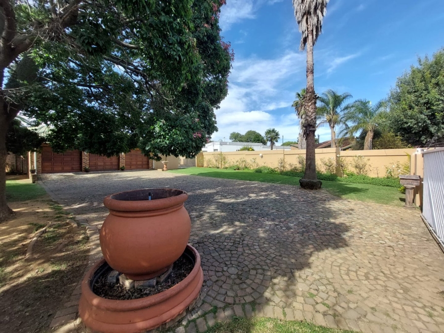 5 Bedroom Property for Sale in Greenhills Gauteng