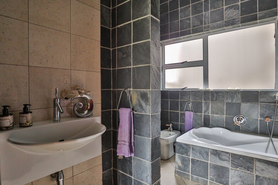 6 Bedroom Property for Sale in Glenvista Gauteng