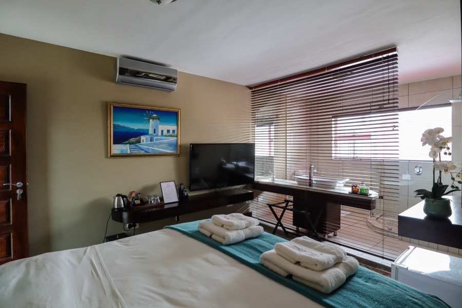 6 Bedroom Property for Sale in Glenvista Gauteng