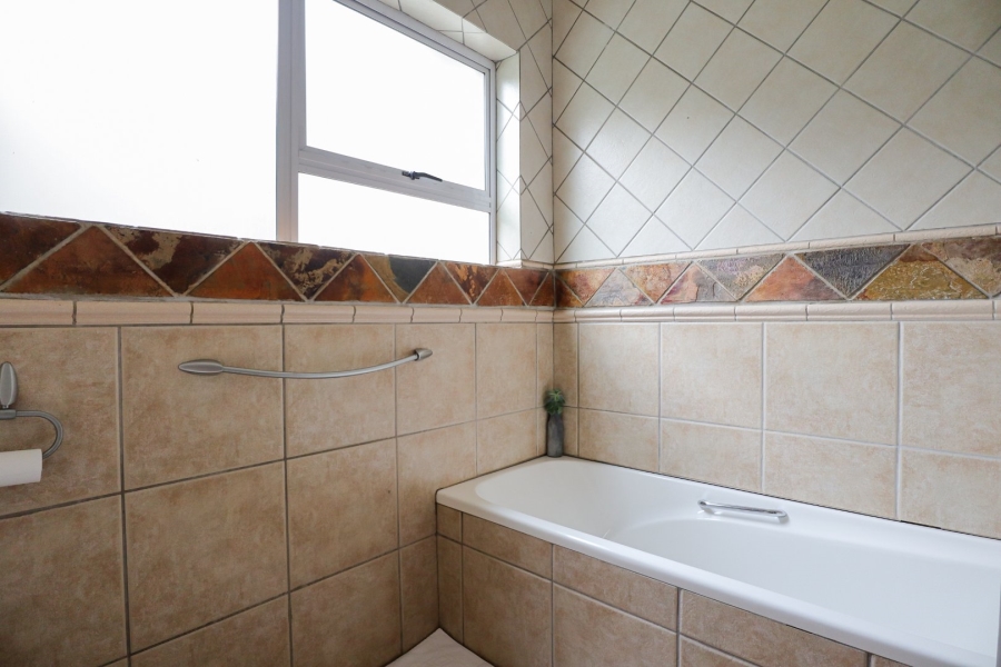 6 Bedroom Property for Sale in Glenvista Gauteng