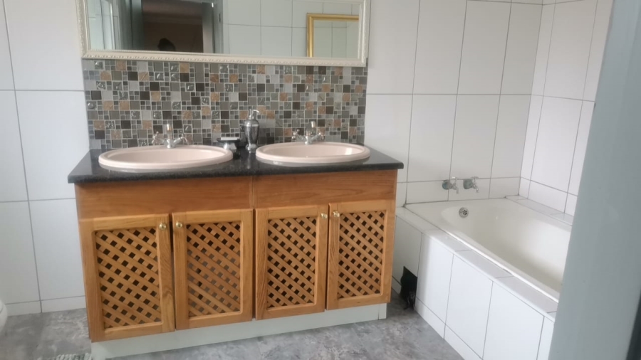 4 Bedroom Property for Sale in Soshanguve DD Gauteng