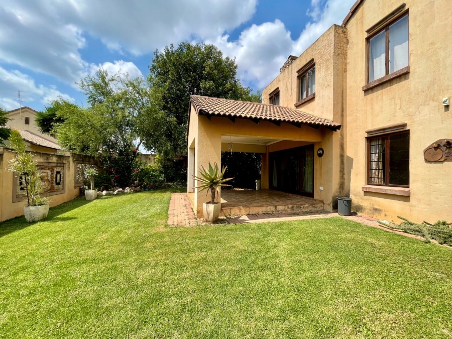 5 Bedroom Property for Sale in Die Hoewes Gauteng