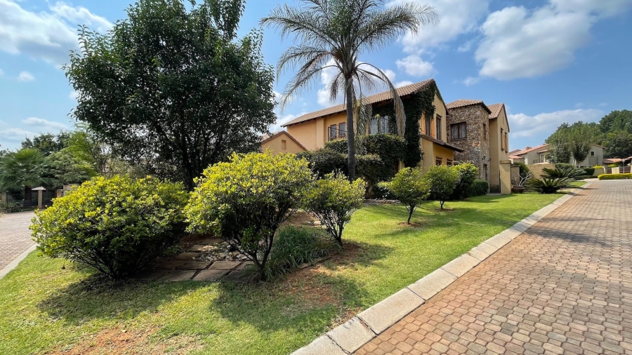 5 Bedroom Property for Sale in Die Hoewes Gauteng