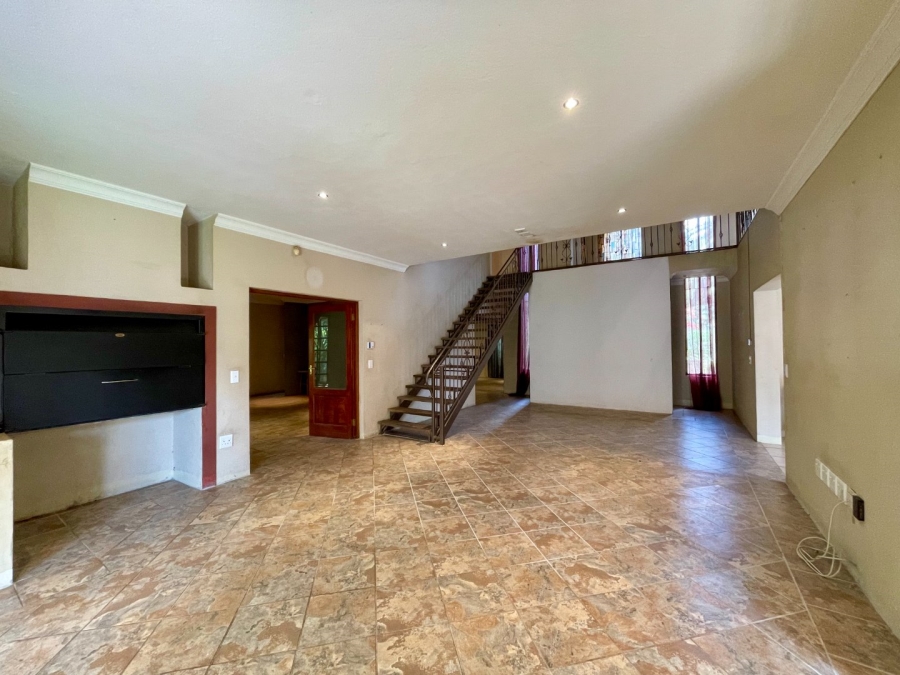 5 Bedroom Property for Sale in Die Hoewes Gauteng