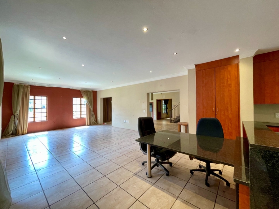 5 Bedroom Property for Sale in Die Hoewes Gauteng