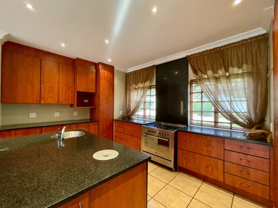 5 Bedroom Property for Sale in Die Hoewes Gauteng