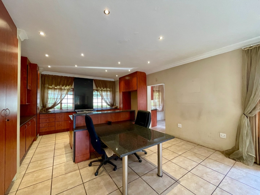 5 Bedroom Property for Sale in Die Hoewes Gauteng