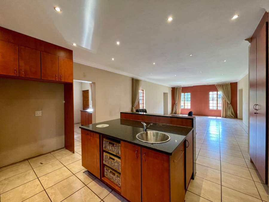 5 Bedroom Property for Sale in Die Hoewes Gauteng