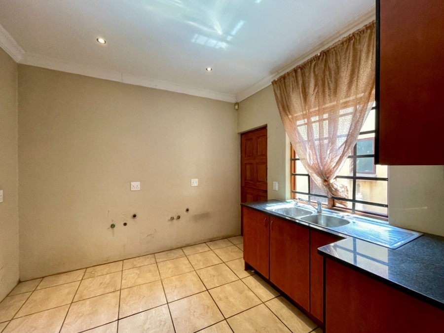 5 Bedroom Property for Sale in Die Hoewes Gauteng