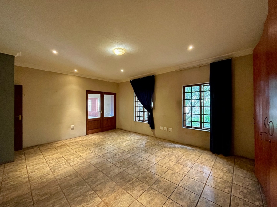 5 Bedroom Property for Sale in Die Hoewes Gauteng