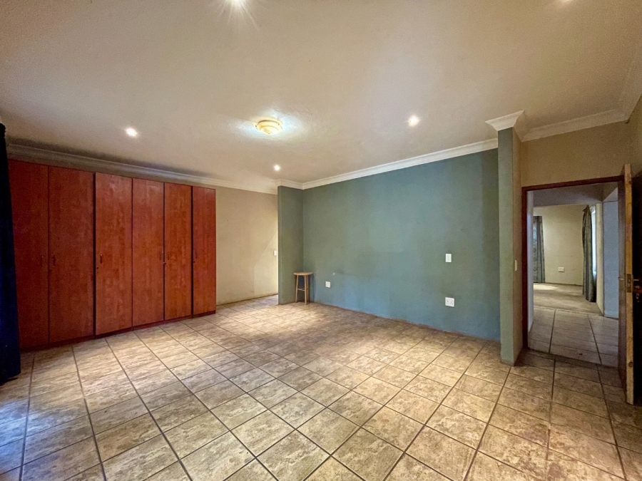 5 Bedroom Property for Sale in Die Hoewes Gauteng