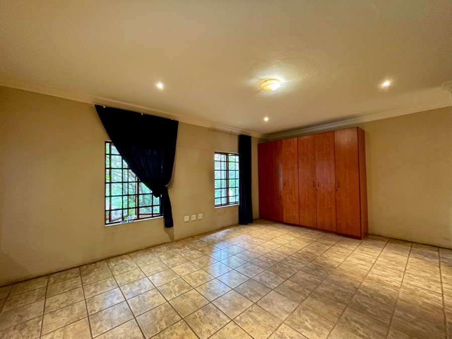 5 Bedroom Property for Sale in Die Hoewes Gauteng