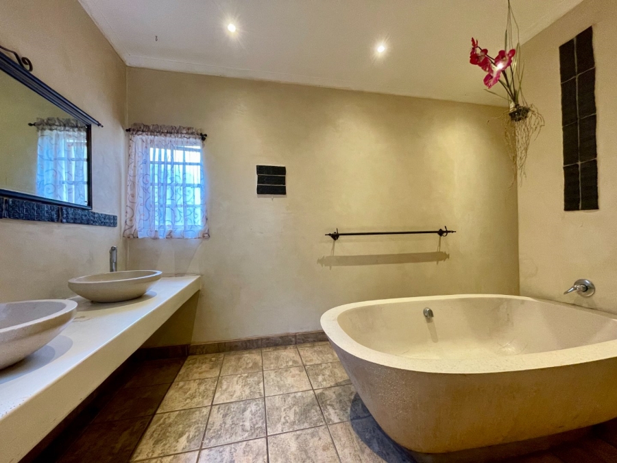 5 Bedroom Property for Sale in Die Hoewes Gauteng