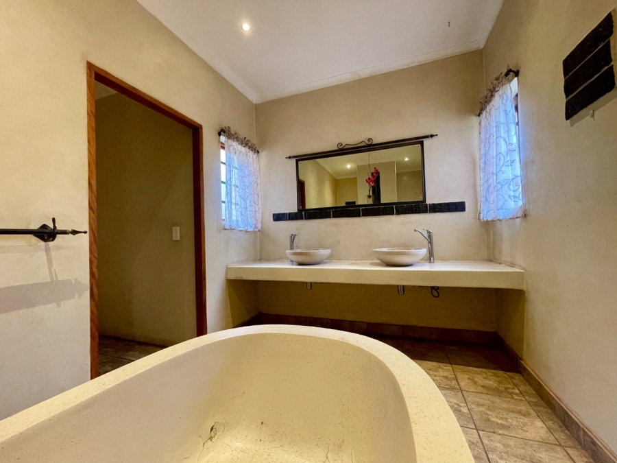 5 Bedroom Property for Sale in Die Hoewes Gauteng