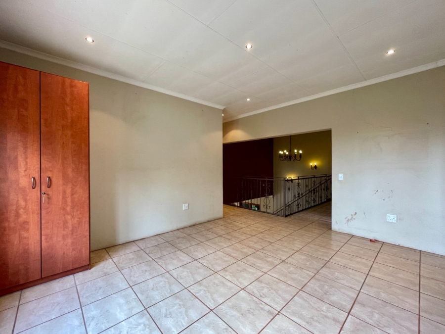 5 Bedroom Property for Sale in Die Hoewes Gauteng