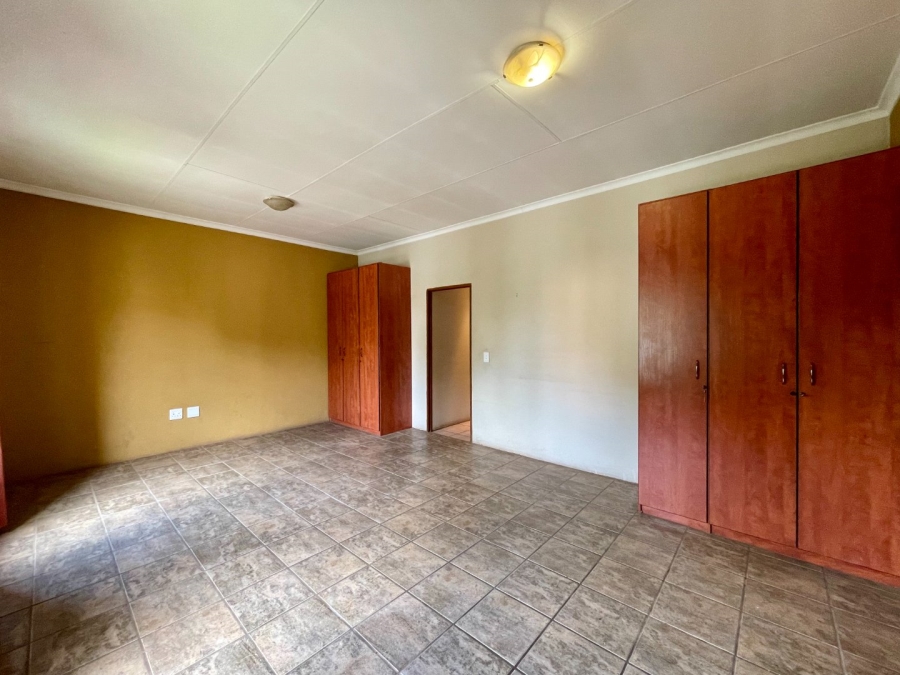 5 Bedroom Property for Sale in Die Hoewes Gauteng