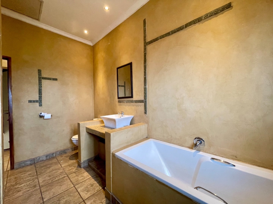 5 Bedroom Property for Sale in Die Hoewes Gauteng