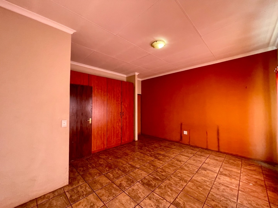 5 Bedroom Property for Sale in Die Hoewes Gauteng