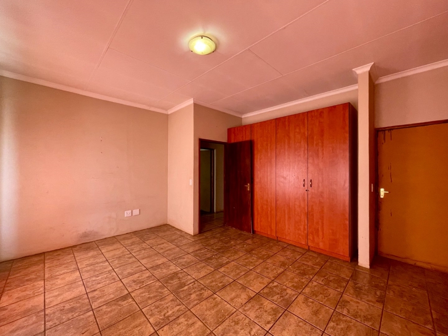 5 Bedroom Property for Sale in Die Hoewes Gauteng