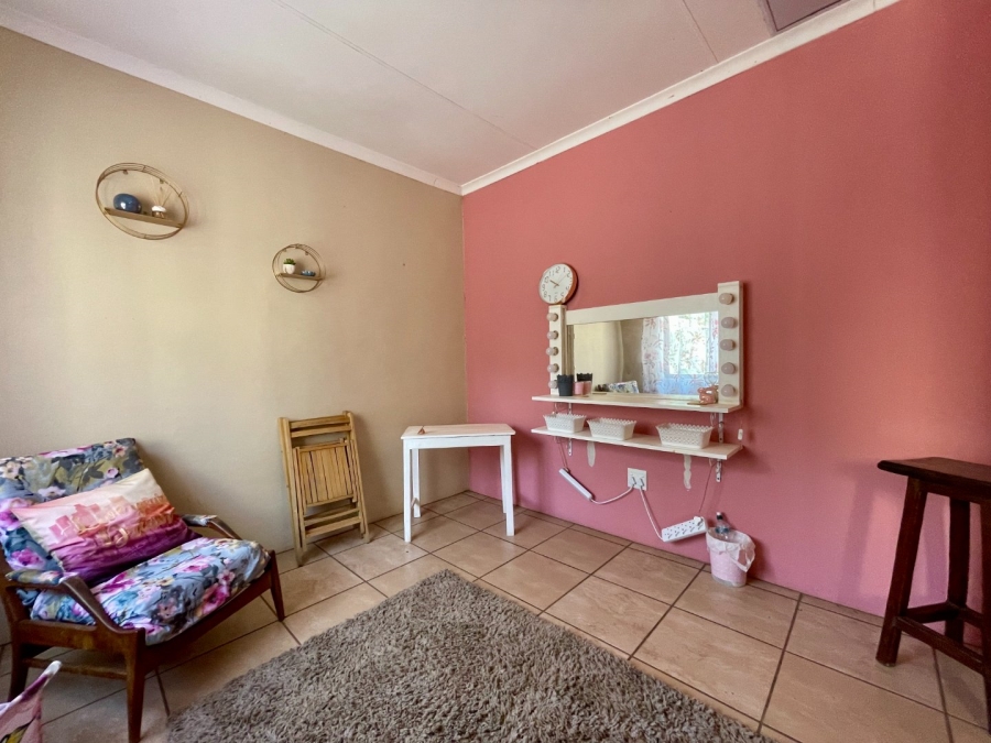 5 Bedroom Property for Sale in Die Hoewes Gauteng