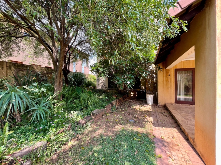 5 Bedroom Property for Sale in Die Hoewes Gauteng